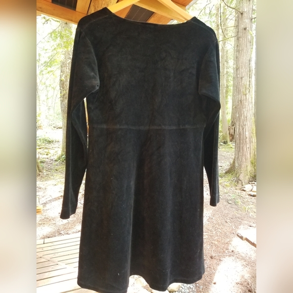 White Shawl Sweater & Black Velvet Long Sleeve Scoop Neck Dress Hazel & Co Small - Picture 3 of 16